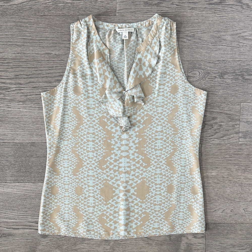 🌼BANANA REPUBLIC🌼 100% Silk Ruffle V-Neck Patterned Blouse, Size M